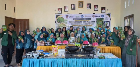 Dosen DPPM UMI Melatih Kader PKK Gattareng Olah Kelor Menjadi Produk Berkemasan Digital